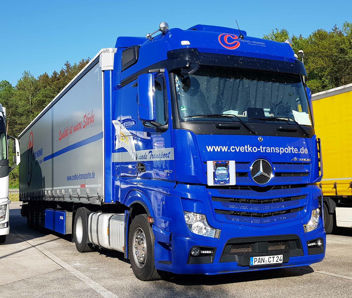 =MB Actros-Sattelzug von  cvetco-transporte  rastet an der A 7, 05-2022