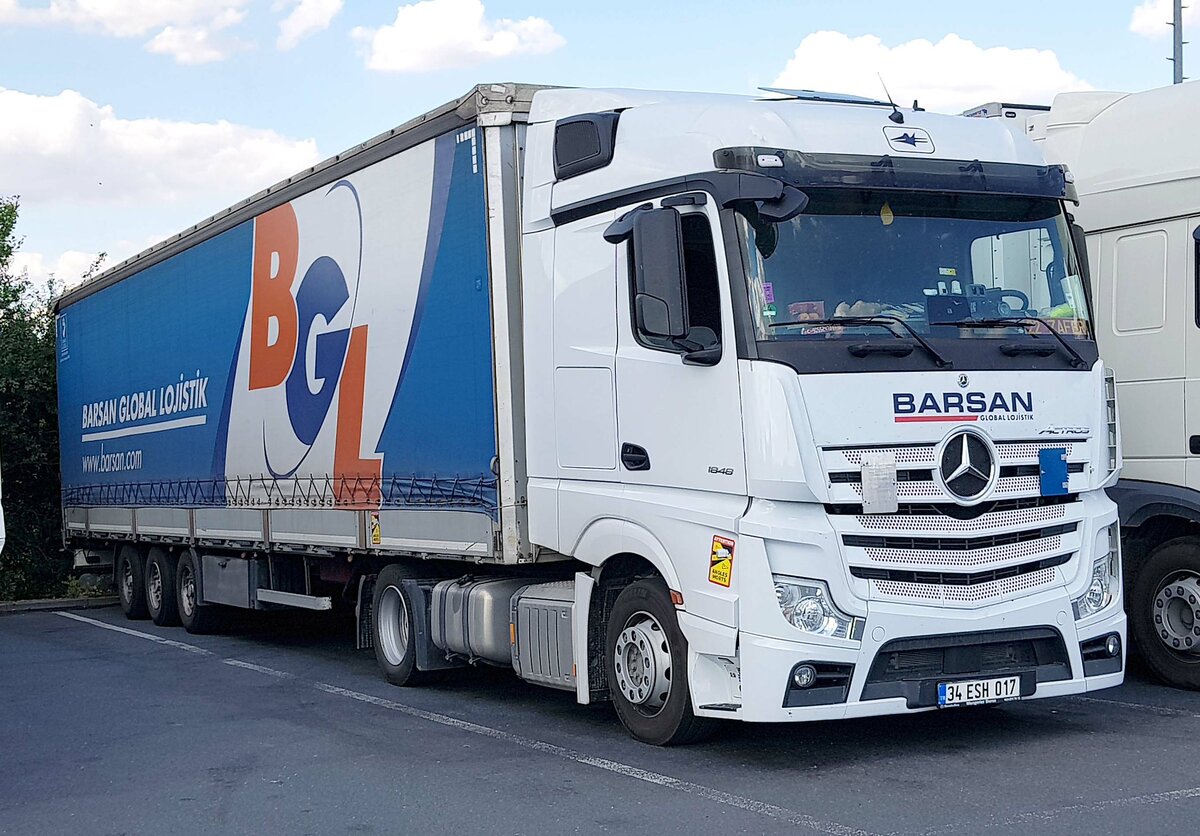 =MB Actros-Sattelzug des Logistikers BARSAN rastet im Juli 2022 an der A 9