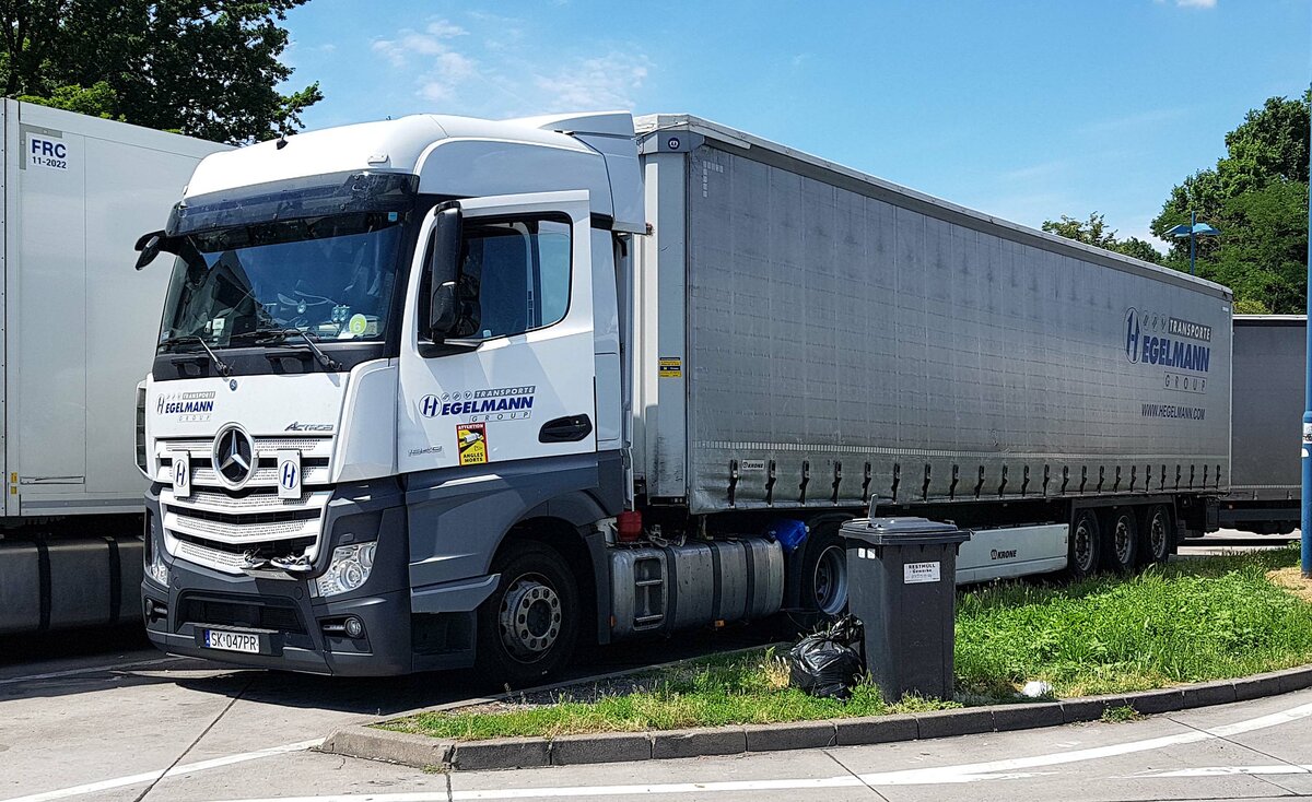 =MB Actros-Sattelzug von HEGELMANN-Transporte rastet im Juli 2021 auf dem Rasthof Bruchsal