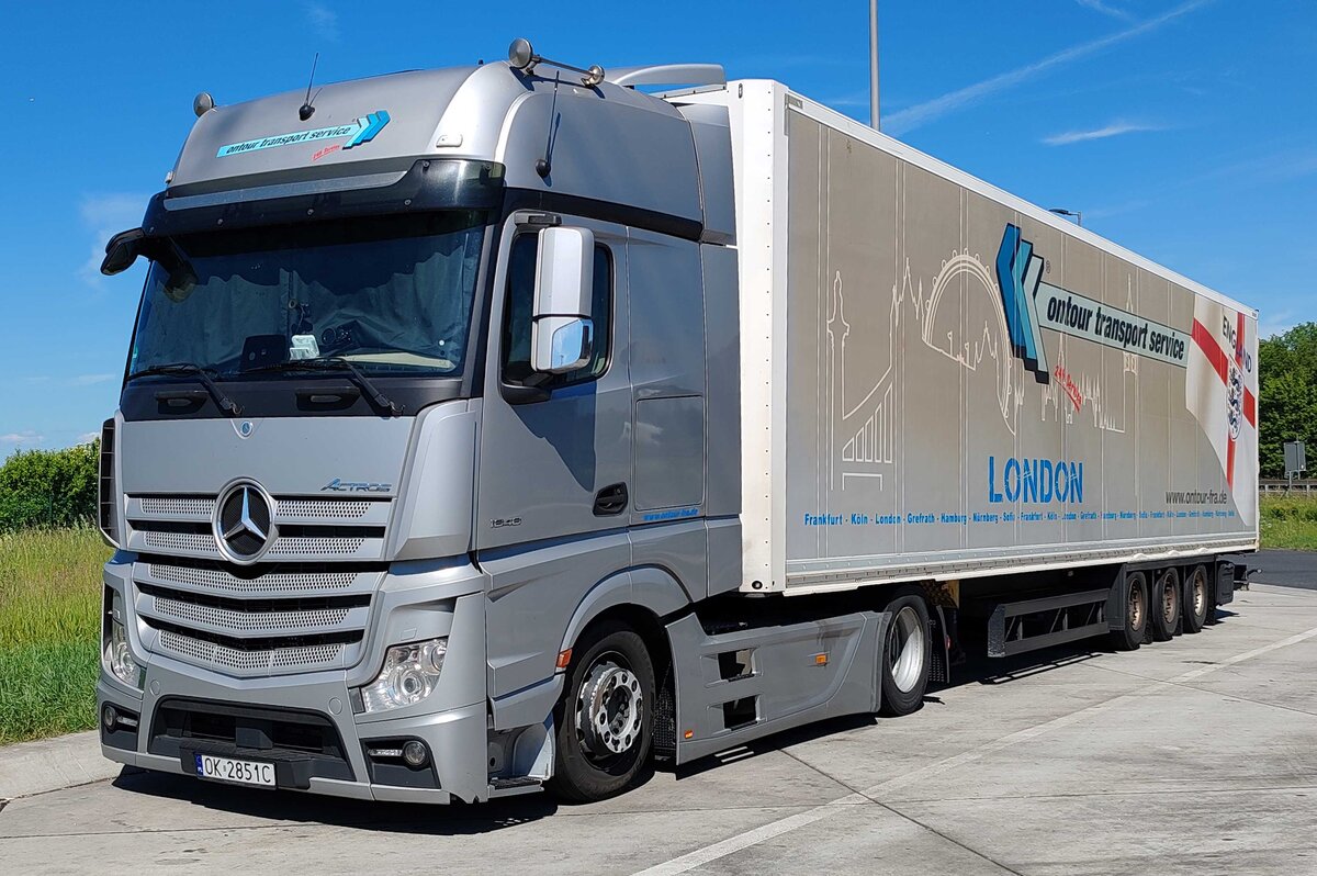 =MB Actros-Sattelzug von  ontour transport service  rastet im August 2026 an der A 7