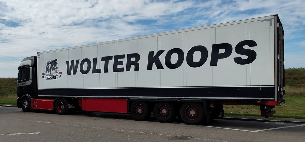 =MB Actros-Sattelzug der Spedition WOLTER KOOPS steht auf einem Rastplatz an der A 3, 08-2026