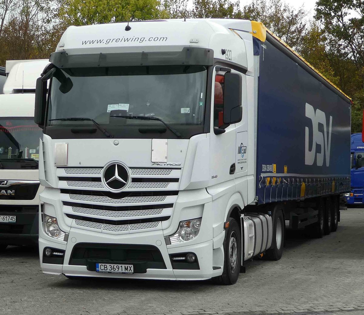 =MB Actros-Sattelzug steht im Oktober 2018 in Fulda Nord