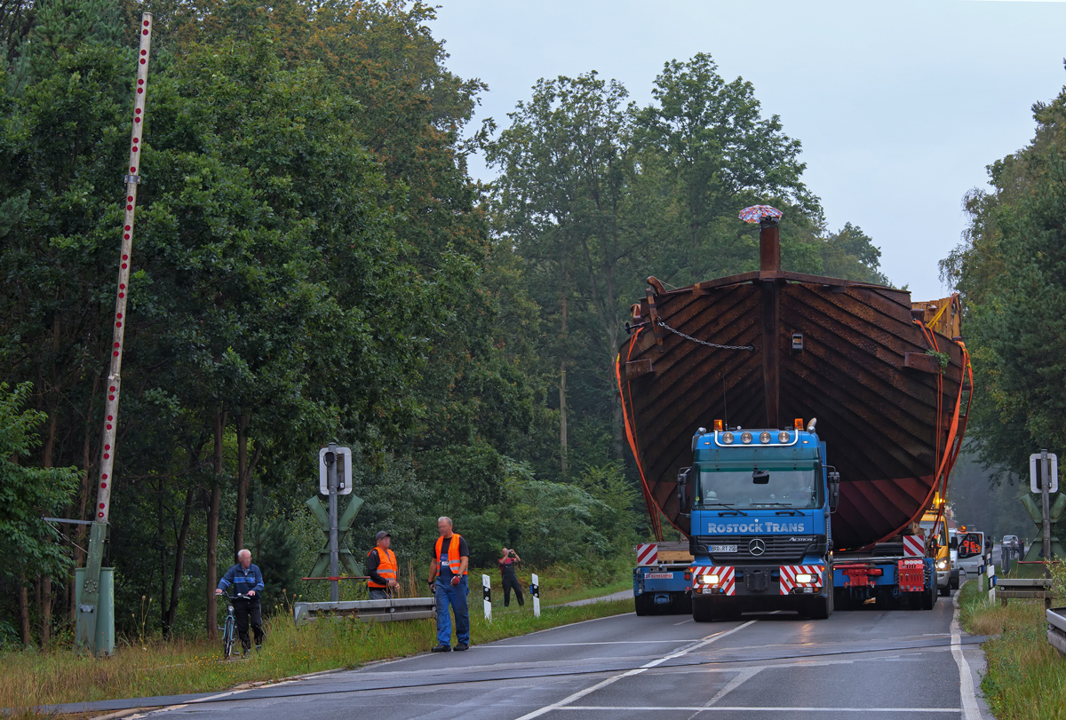 MB ACTROS Schwertransport mit dem Nachbau einer Kogge vor dem BÜ in Gumnitz. - 31.08.2014