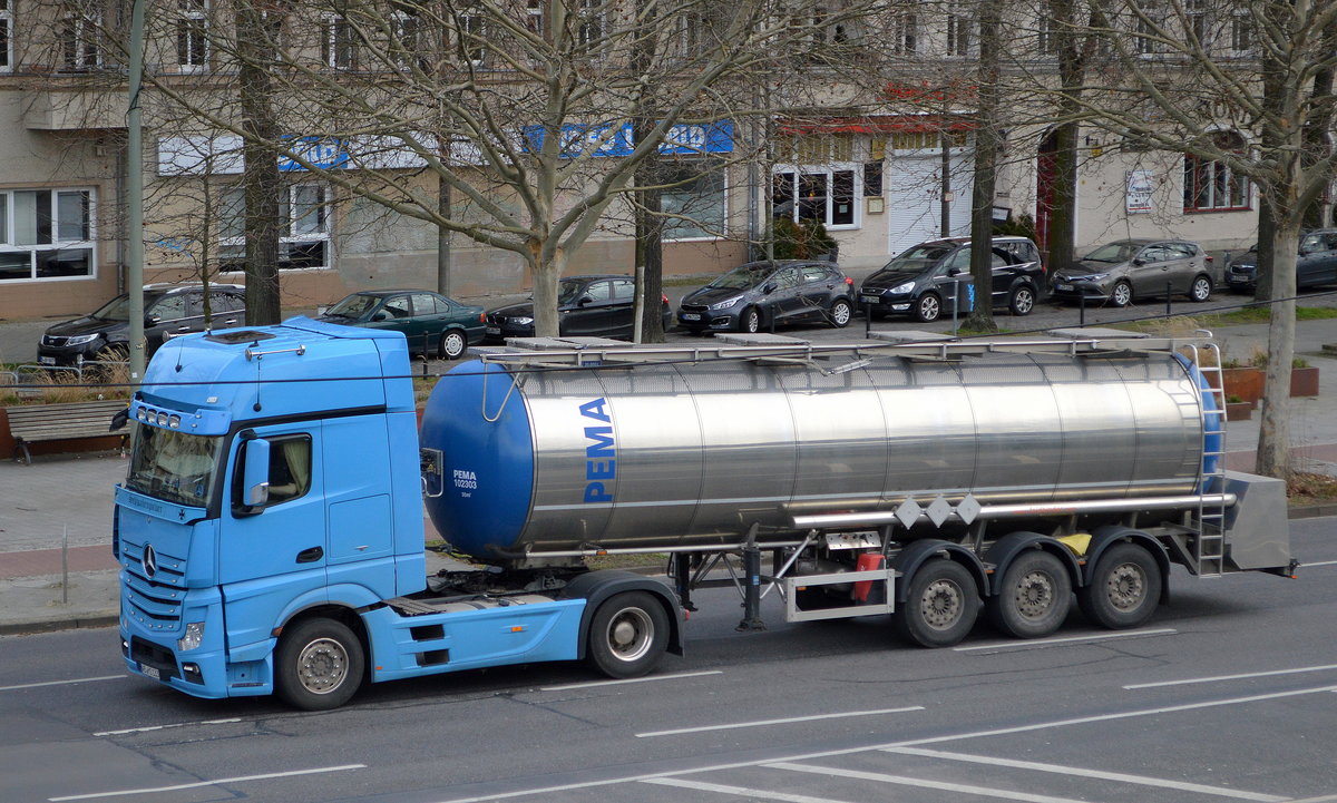 MB ACTROS Zugmaschine mit angemietetem Tankauflieger der Fa. PEMA GmbH am 17.02.20 Berlin Adlershof.