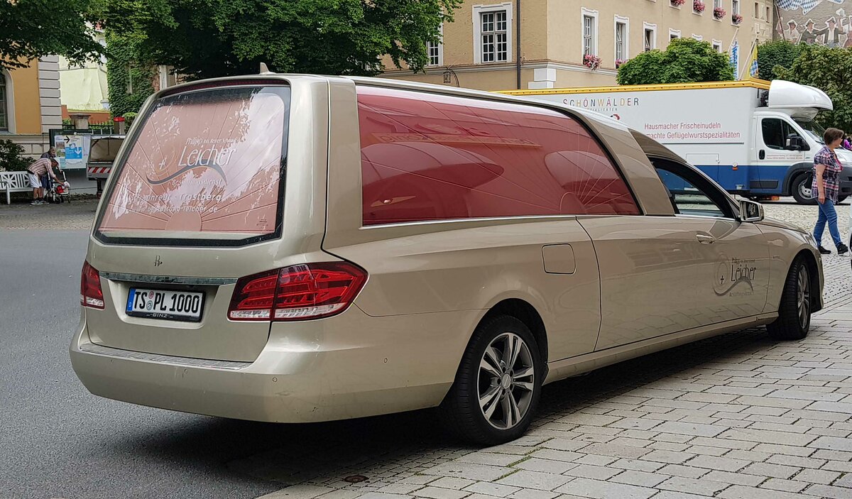 =MB als Leichenwagen des Bestattungsdienstes LEICHER steht im Juni 2022 in Bad Reichenhall