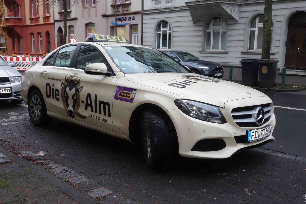 MB ist als Taxi Werbeträger für die  KUH-ALM  unterwegs in Fulda, Dezember 2015