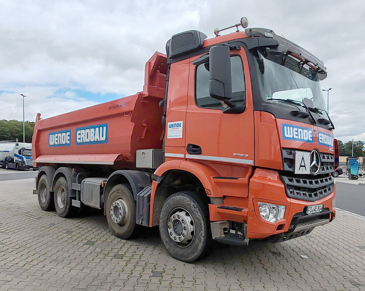 =MB Arocs 3753 von WENDE-Erdbau steht auf dem Rasthof Fulda-Nord im Juli 2026