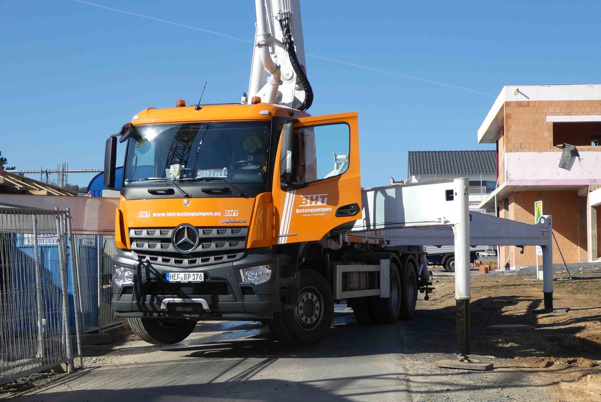 =MB Arocs als Betonpumpenfahrzeug eingesetzt auf einer Baustelle in Petersberg-Marbach, März 2019