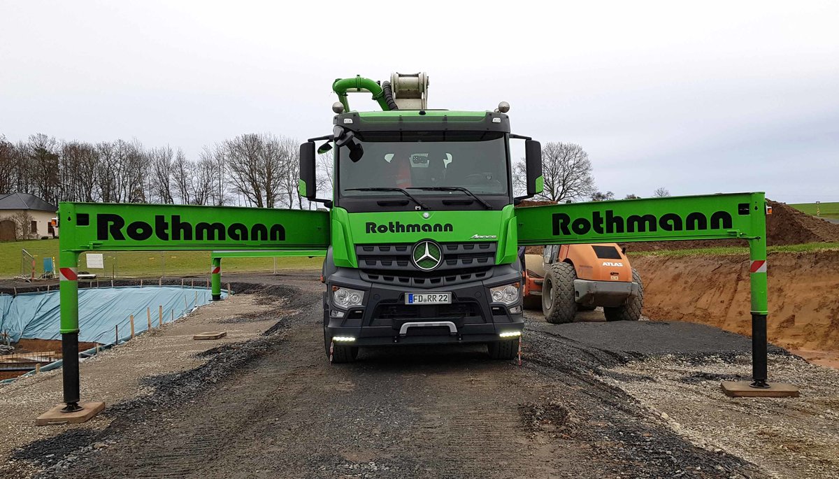 =MB Arocs-Betonpumpenfahrzeug der Firma ROTHMANN wird für den nächsten Auftrag eingerichtet, 12-2019