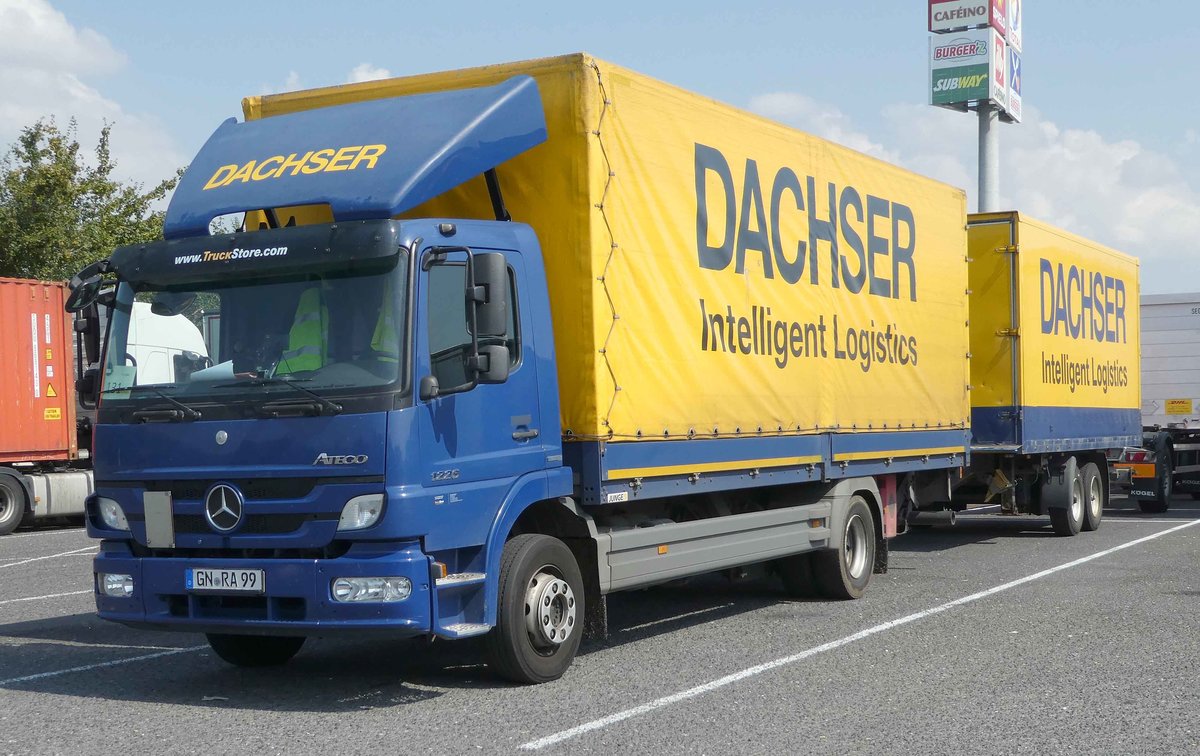 =MB Atego 1220 der Spedition DACHSER steht auf einem Rastplatz an der A 45, 8-2019