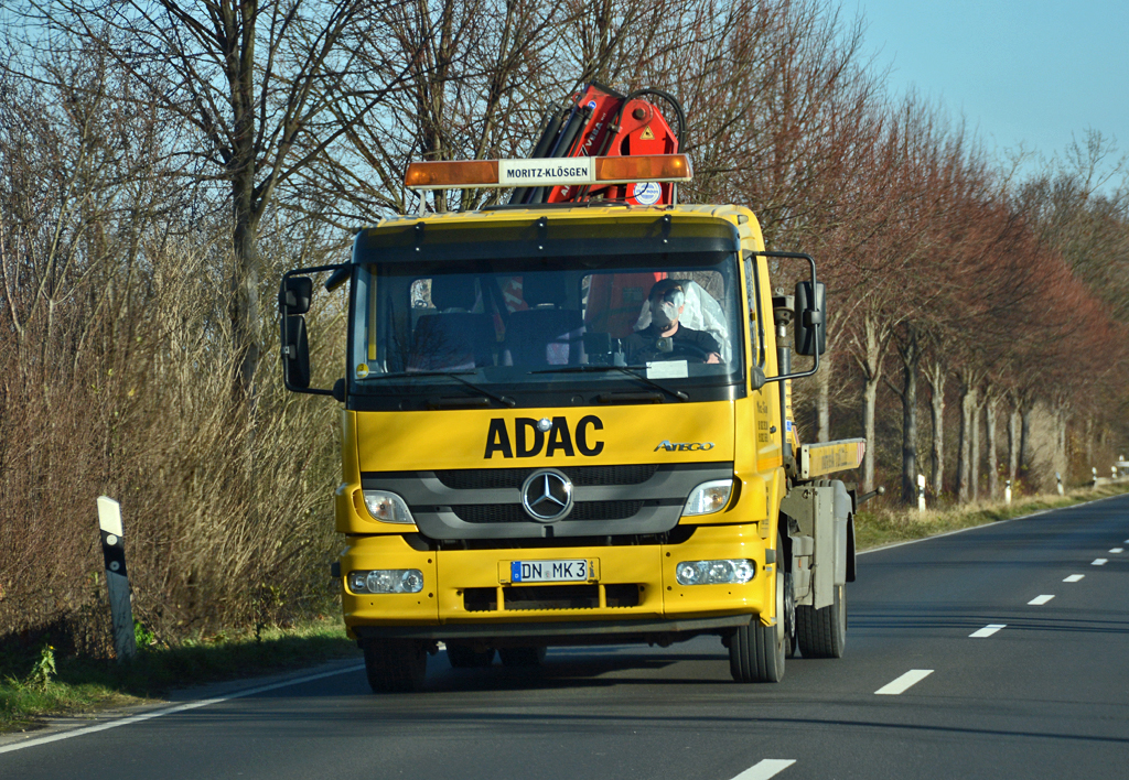 MB Atego Abschleppwagen bei Düren - 03.12.2015