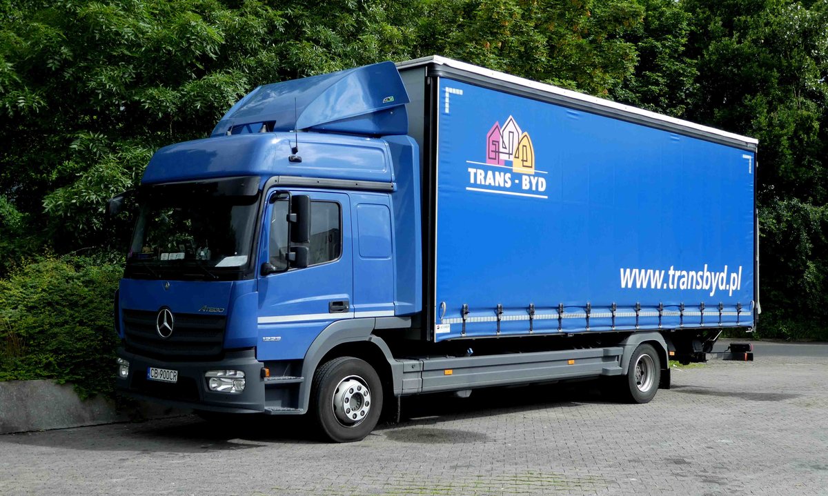 MB Atego von  TRANS-BYD  steht auf dem Autohof Fulda-Nord im Juni 2016