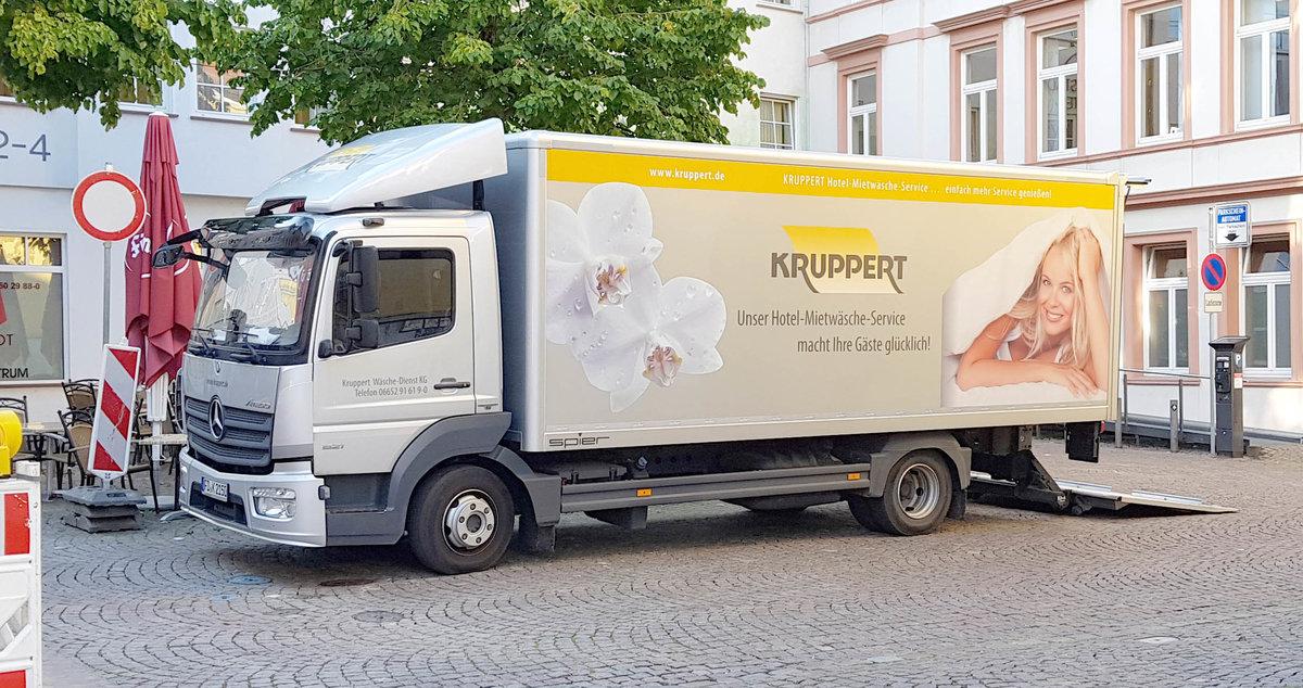 =MB Atego der Wäscherei KRUPPERT steht zur Entladung in Fulda, 09-2019
