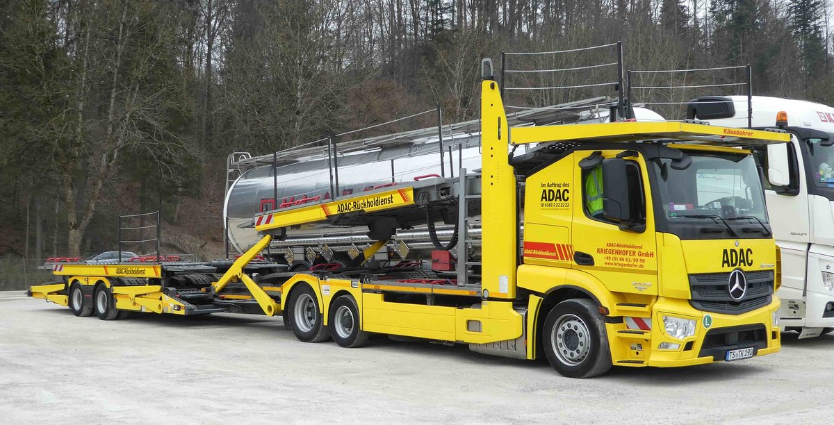 =MB Autotransporter der Firma KRIEGENHOFER im ADAC-Rückholdienst steht im April 2019 in Traunstein