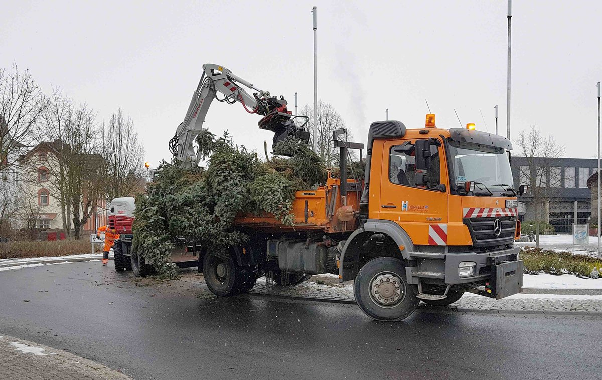 =MB Axor 1828 des Bauhofes der Stadt Hünfeld beim Abtransport des ausgedienten Weihnachtsbaumes, 01-2021
