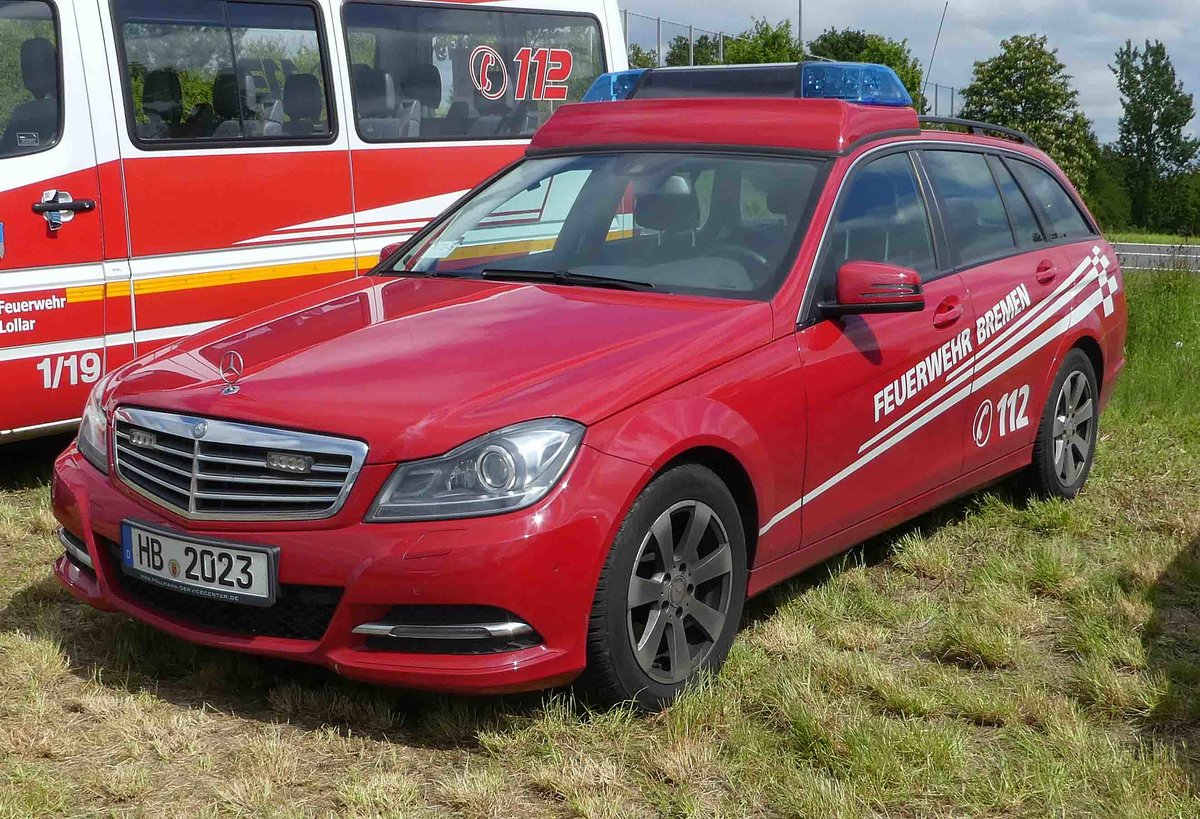 =MB C-Klasse der Feuerwehr BREMEN, Bj. 2012, 220 CDI T-Modell, gesehen auf dem Parkgelände der RETTmobil Fulda im Mai 2019