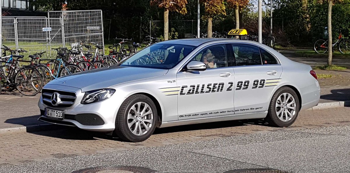 =MB E-Klasse-Taxi steht im Mai 2019 am Bf. Rendsburg