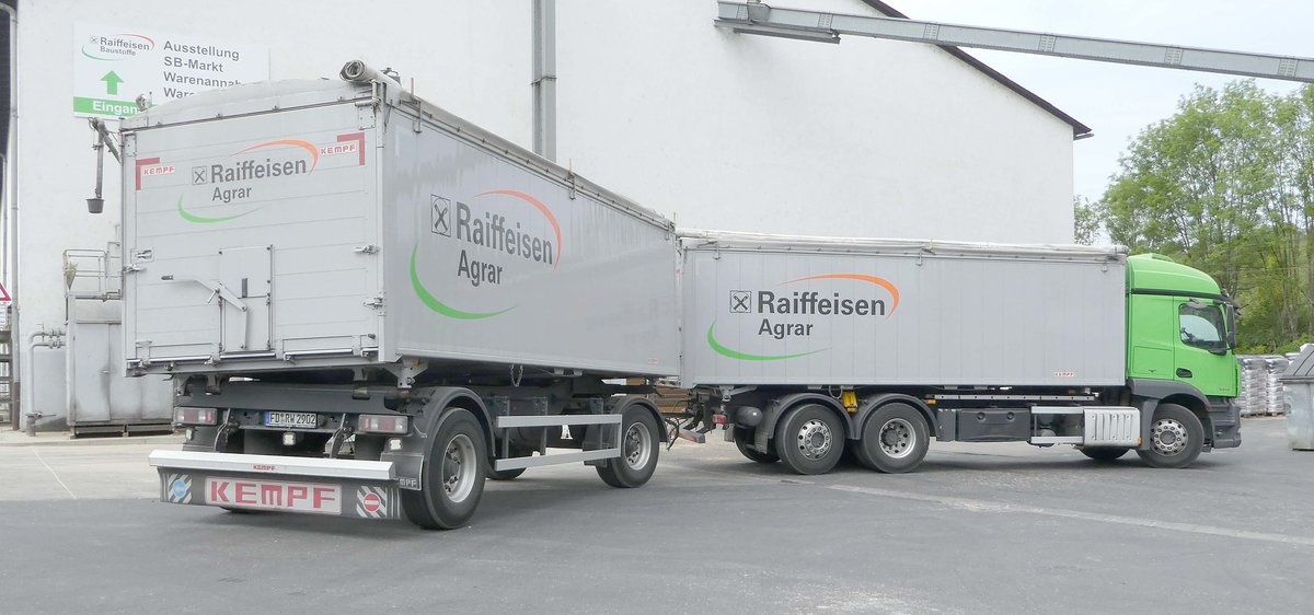 =MB-Hängerzug steht zur Getreideanlieferung auf dem Betriebshof der Raiffeisen-Warenzentrale in Hünfeld, 08-2019
