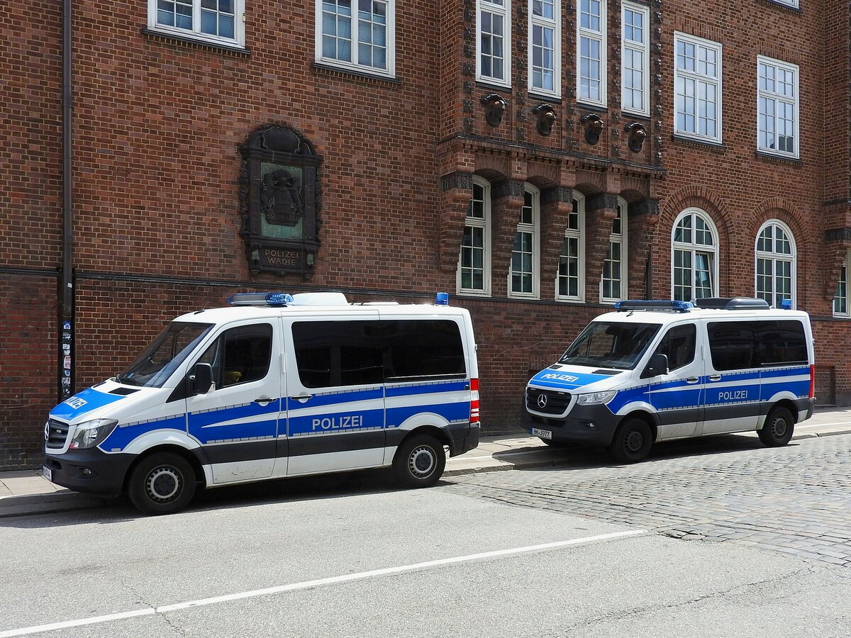 MB-Polizeibusse parken bei der bekannten Davidswache in Hamburg; 220531