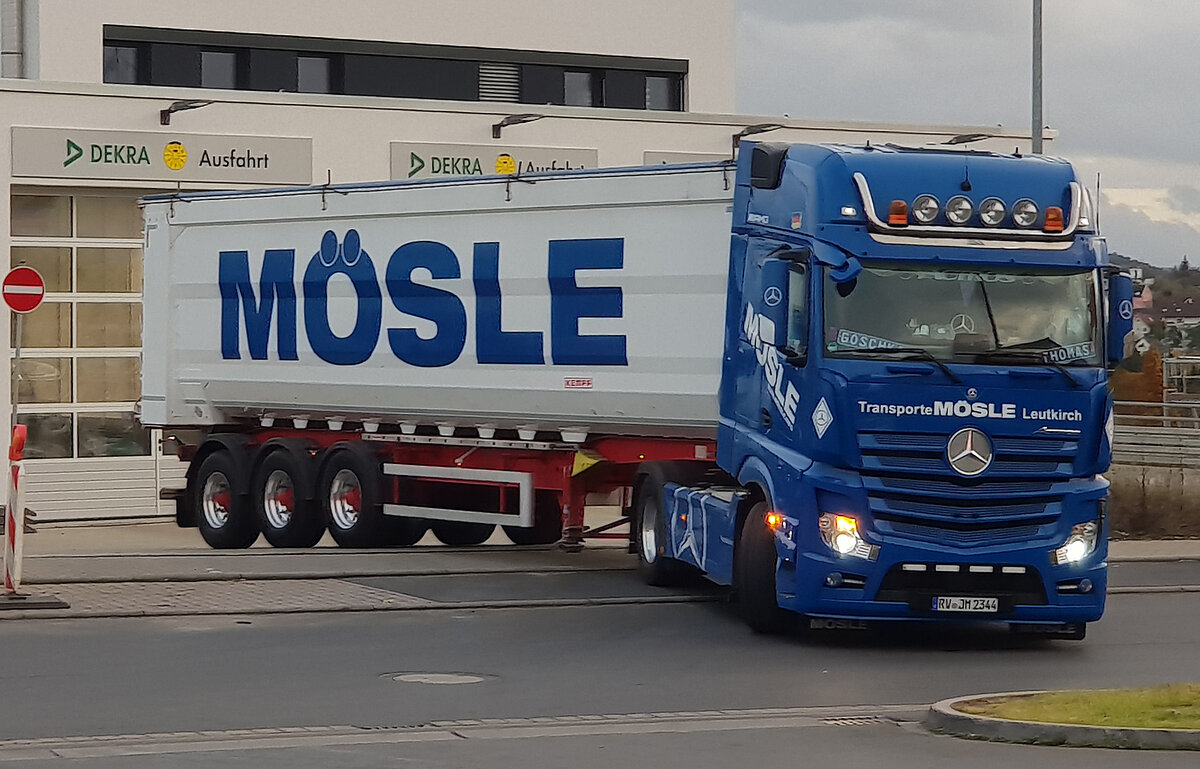 =MB-Sattelzug von Transporte MÖSLE aus Leutkirch verlässt eine Baustelle in Künzell, 10-2021