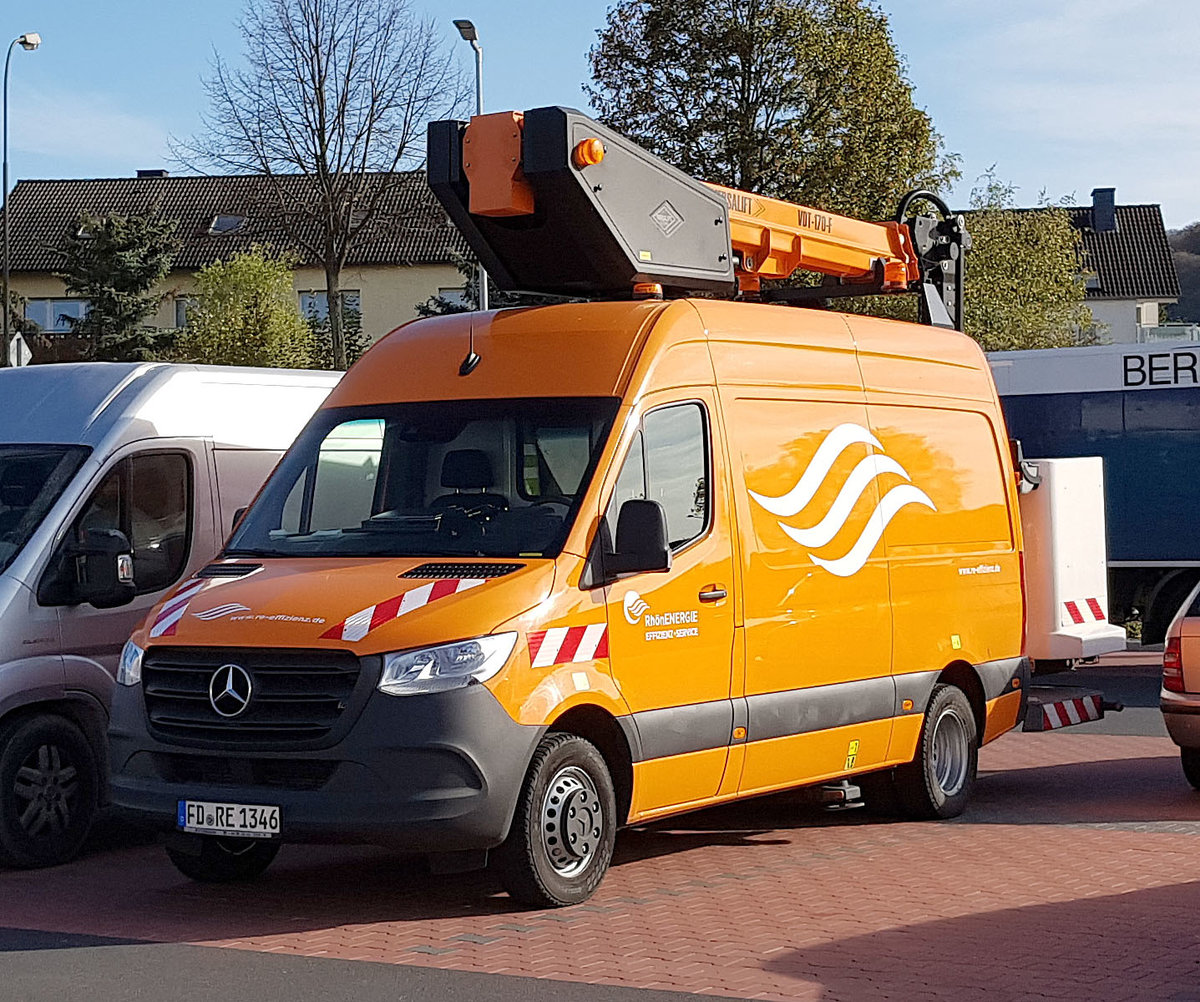=MB Sprinter, als Arbeitsbühnenfahrzeug, von  Rhön Energie  steht im Oktober 2019 in Fulda