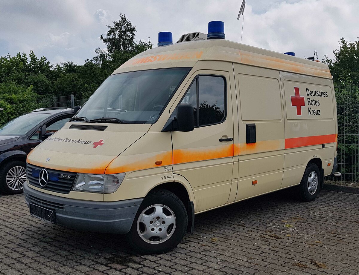 =MB Sprinter als ausgemusterter Rettungswagen des DRK steht im Juli 2021 zum Verkauf