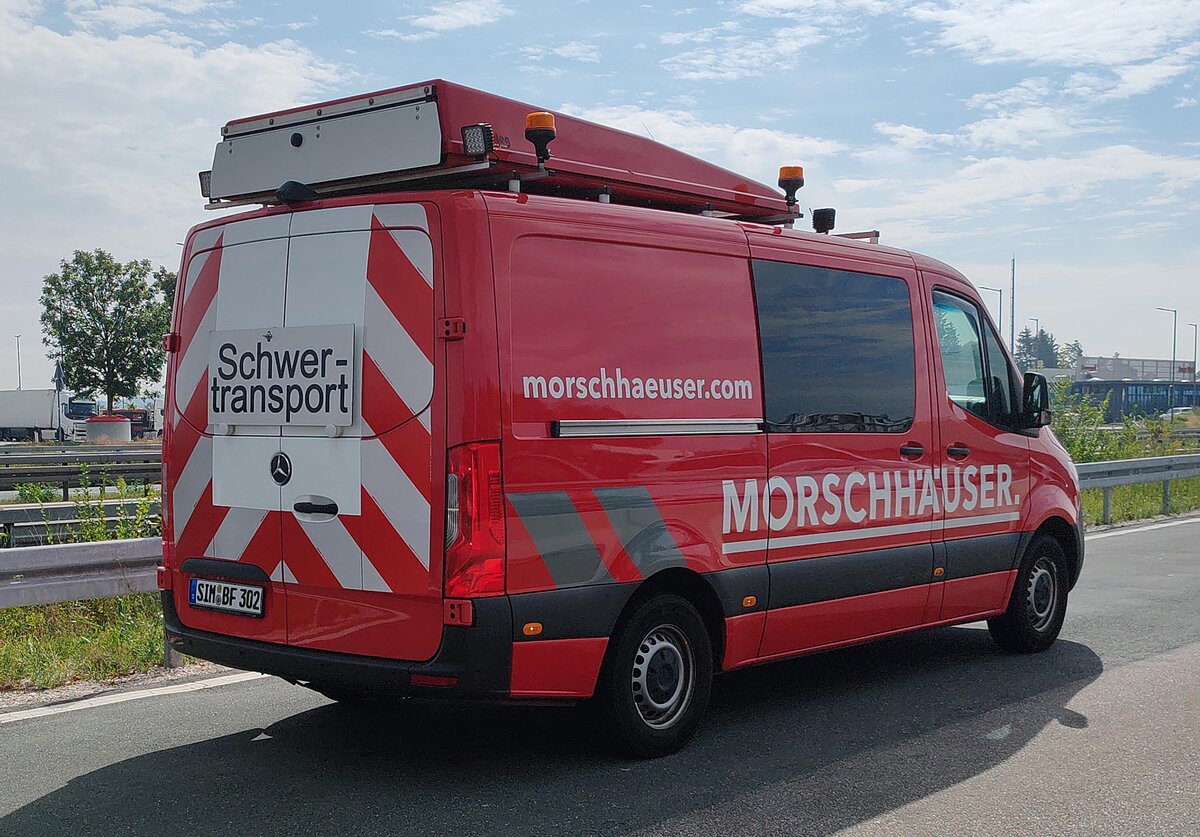 =MB Sprinter als Begleitfahrzeug f�r Schwertransporte im Dienst der Firma MORSCHH�USER verl�sst einen Parkplatz an der A 3, 08-2025