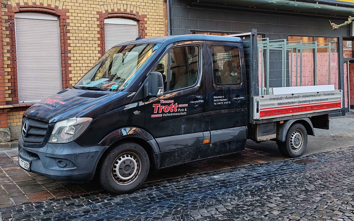 =MB Sprinter als Doppelkabiner mit Ladefl�che der Firma TROTT steht auf einer Baustelle in H�nfeld, 02-2026