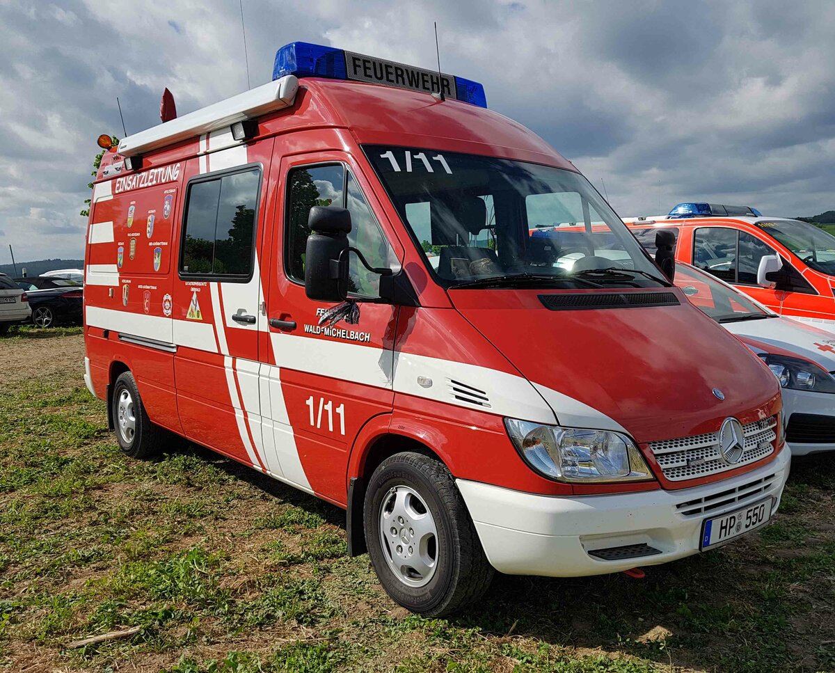 =MB Sprinter als Einsatzleitfahrzeug der Feuerwehr WALD-MICHELBACH steht auf dem Parkplatz der RettMobil 2022 in Fulda, 05-2022