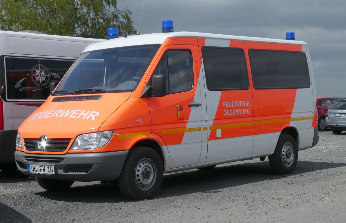 =MB Sprinter als MTW der Feuerwehr OLDENBURG, abgestellt auf dem Besucherparkplatz der Rettmobil 2019 in Fulda, 05-2019