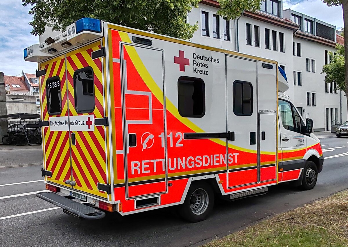 =MB Sprinter als Rettungsdienstfahrzeug des DRK steht einsatzbereit in der N�he des Hessentaggel�ndes in Fulda, 06-2025