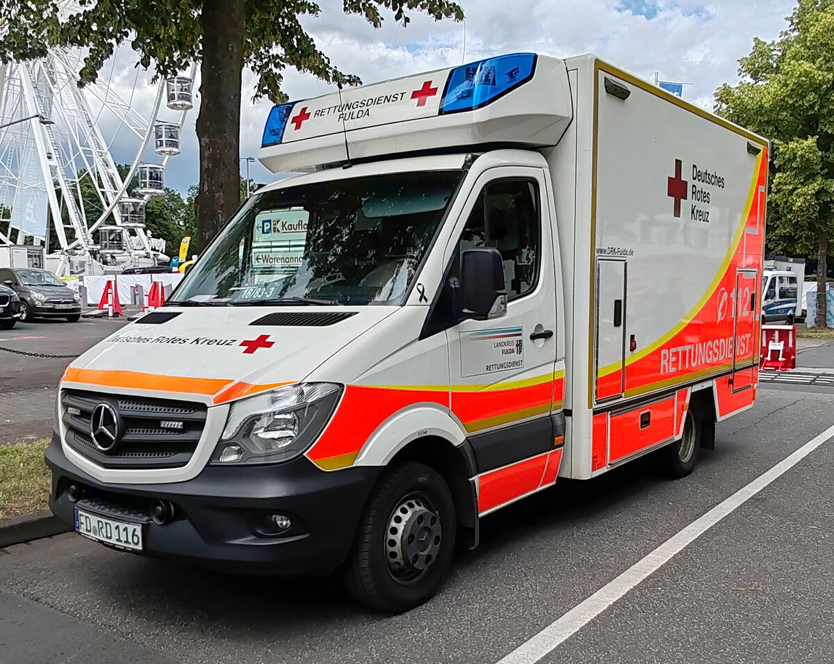 =MB Sprinter als Rettungsdienstfahrzeug des DRK steht einsatzbereit in der N�he des Hessentaggel�ndes in Fulda, 06-2025