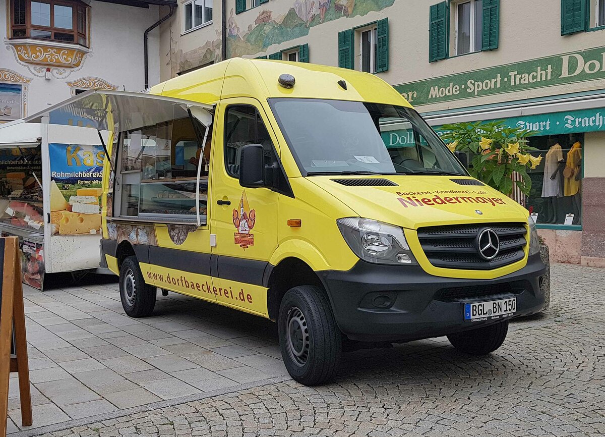 =MB Sprinter als Verkaufswagen der Bäckerei NIEDERMAYER steht auf dem Wochenmarkt in Berchtesgaden, 06-2022