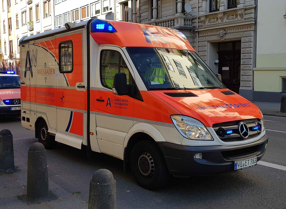 =MB Sprinter von Ambulance Wiesbaden bei einem Feuerwehreinsatz in Wiesbaden im Juni 2019