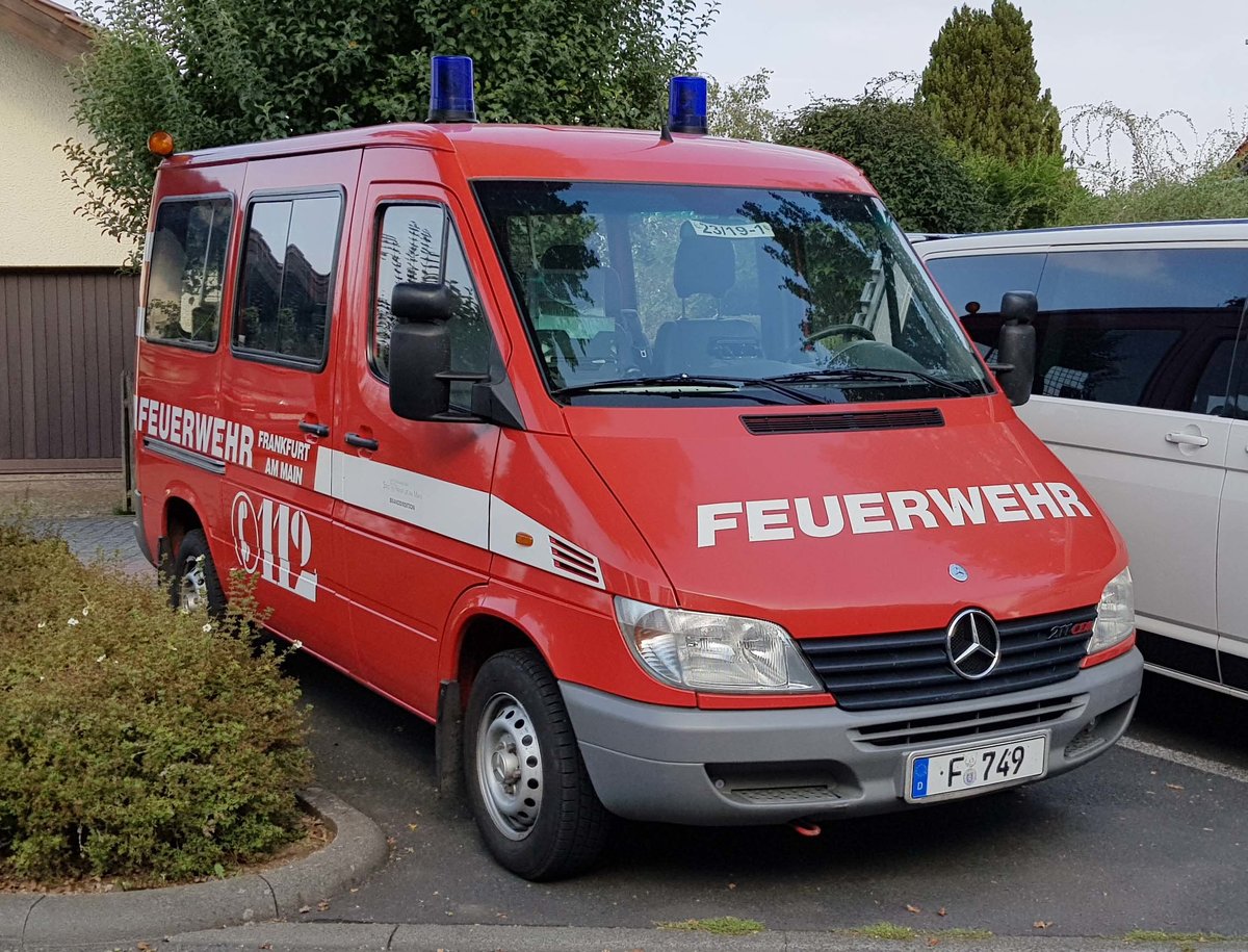 =MB Sprinter, Bj. 2001, als MTW der Feuerwehr FRANKFURT-ESCHERSHEIM steht in Hünfeld anl. der Hessischen Feuerwehrleistungsübung 2019, 09-2019