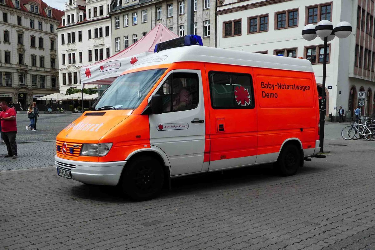 =MB Sprinter der  Björn-Steiger-Stiftung  als Baby-Notarztwagen-Demo-Fahrzeug. Leipzig im Juli 2016
