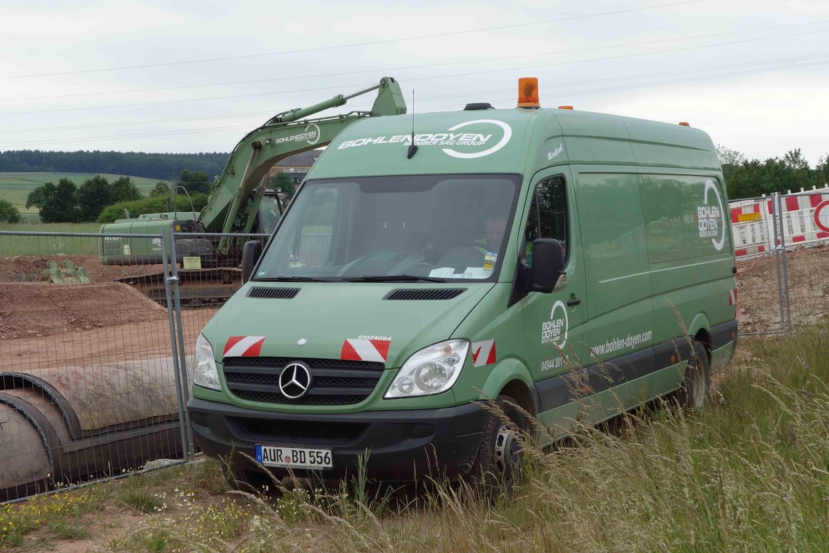MB Sprinter von  Bohlen & Doyen  steht auf einer Baustelle bei 36100 Petersberg-Marbach, Juni 2015