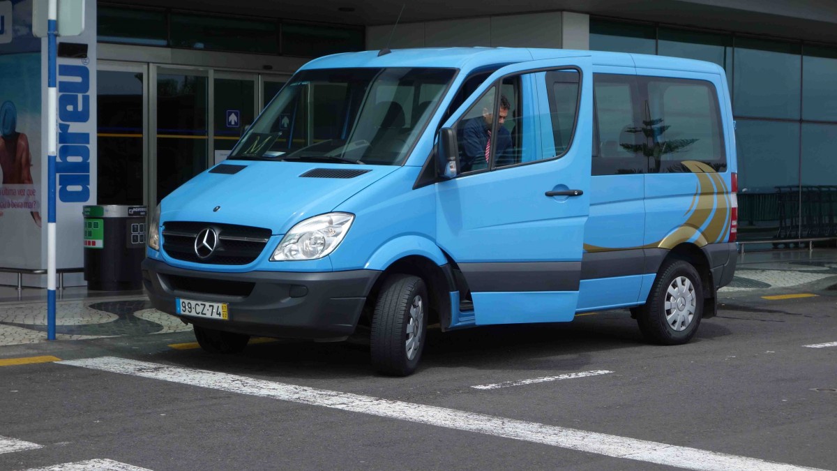 MB Sprinter bringt Urlaubsgäste zum Airport von Madeira, März 2015