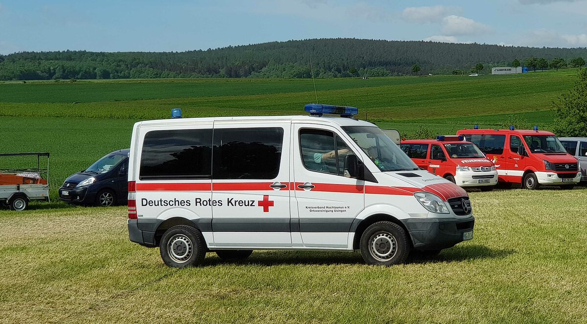 =MB Sprinter des DRK KV HOCHTAUNUS OV USINGEN auf Parkplatzsuche in Fulda anl. der RettMobil im Mai 2022