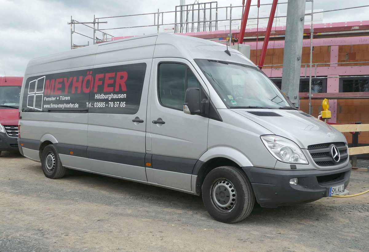 =MB Sprinter des Fensterbauers MEYHÖFER steht auf einer Baustelle in Petersberg-Marbach, 06-2020