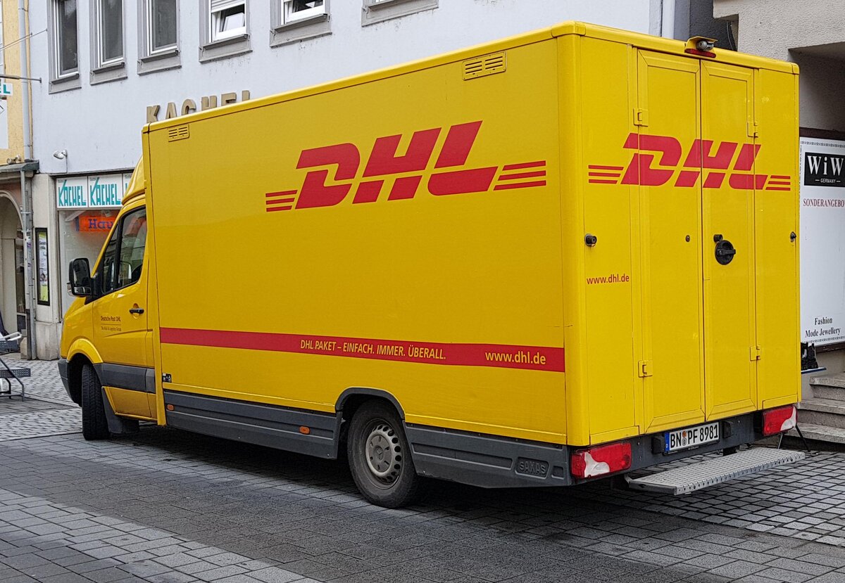 =MB Sprinter von DHL auf Zustellertour in Ulm, 12-2023