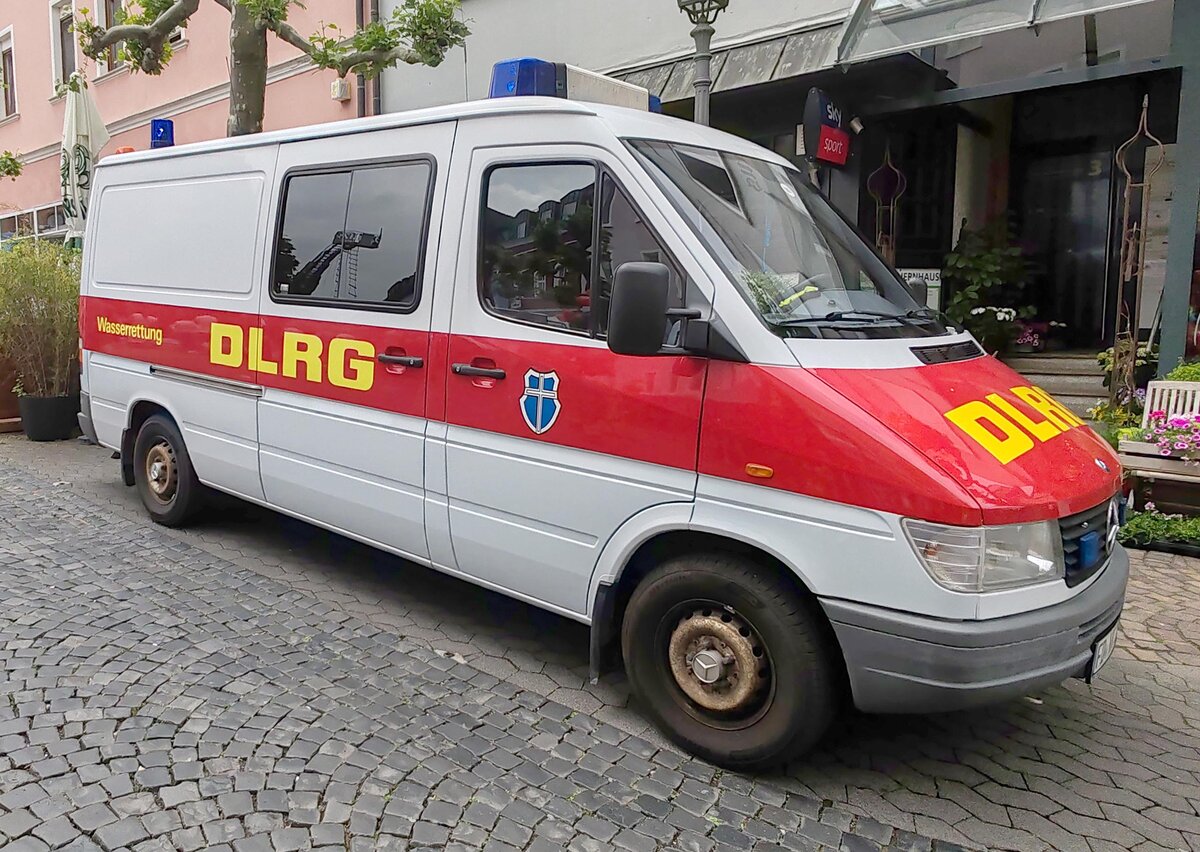 =MB Sprinter der DLRG Wasserrettung H�nfeld, gesehen beim Tag des Blaulichts in H�nfeld, 06-2026