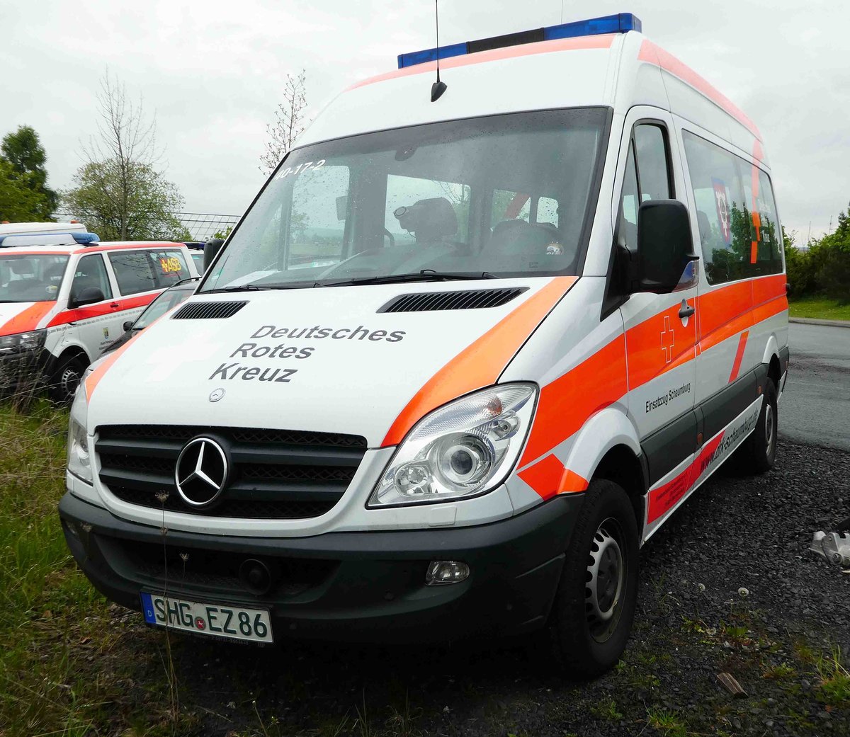 =MB Sprinter vom DRK Einsatzzug SCHAUMBURG, gesehen auf dem Parkplatz bei der RettMobil 2017 in Fulda - Mai 2017