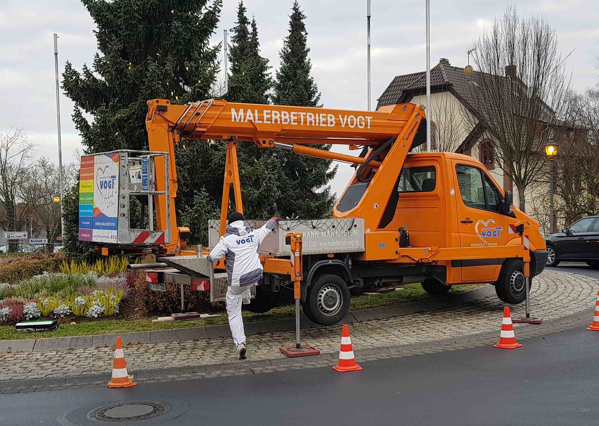 =MB Sprinter vom Malerbetrieb VOGT, eingesetzt zur Montage der Weihnachtsbaumbeleuchtung in Hünfeld, 11-2020