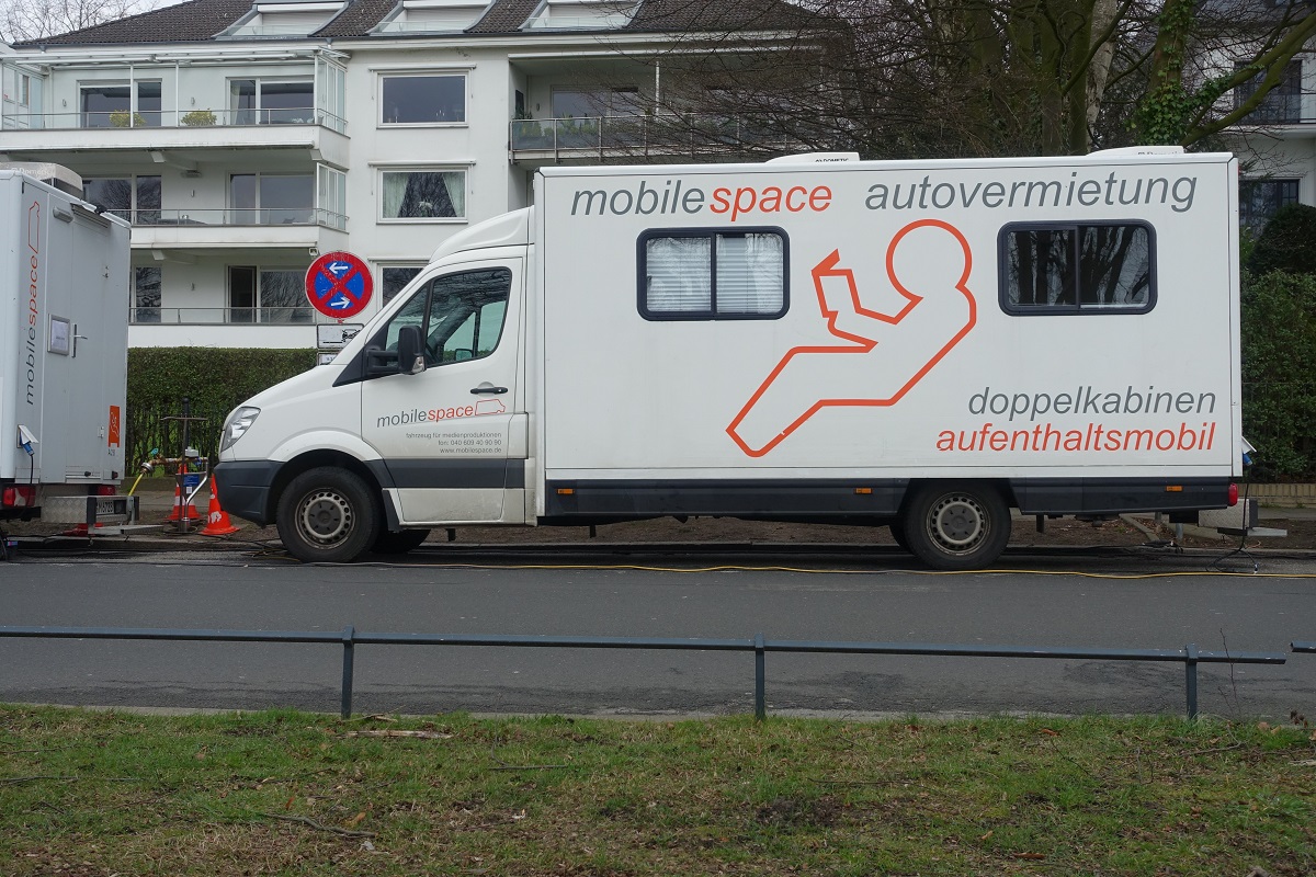 MB Sprinter mit Kofferaufbau, mobilspace Hamburg, Aufenthaltsmobil, Doppelkabine  am 19.3.2020 bei Filmaufnahmen an der Straße „Schöne Aussicht“ /