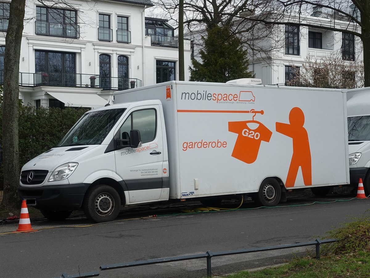 MB Sprinter mit Kofferaufbau, mobilspace Hamburg, Garderobe  am 19.3.2020 bei Filmaufnahmen an der Straße „Schöne Aussicht“ /