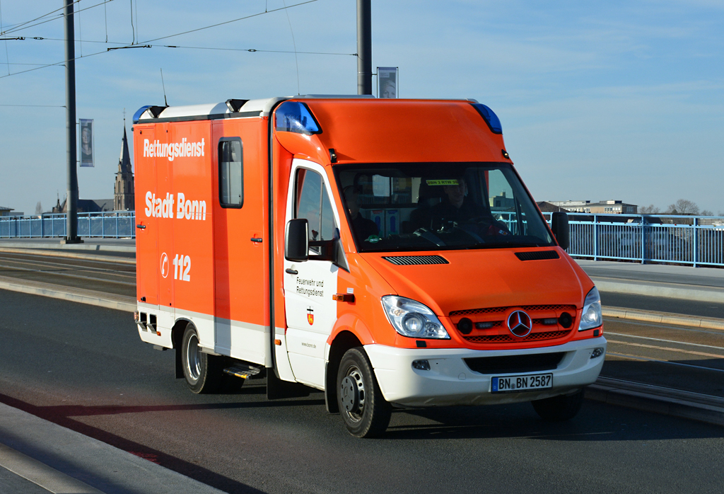 MB Sprinter, Rettungsdienst der Feuerwehr Bonn, auf der Kennedybrücke 10.12.2015