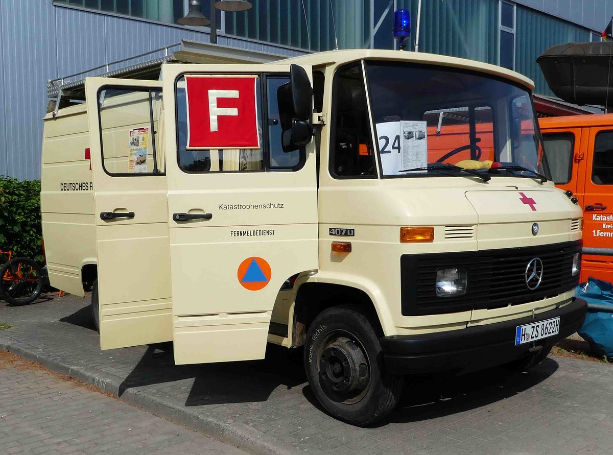 =MB T2, ehemaliges Fahrzeug des DRK Katastrophenschutz, ausgestellt beim  Roten Sommer  2018 in Fulda. Die zweitägige Veranstaltung  Roter Sommer  erinnert an die Bedeutung der vielen Hilfsorganisationen. Mai 2018