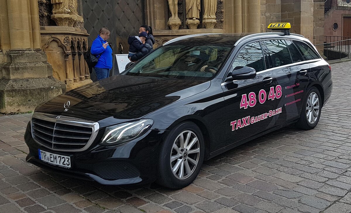 =MB Taxi fährt vor dem Hauptportal des Trierer Doms vor, 10-2022