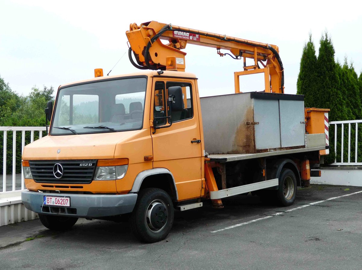 =MB Vario 612 D als Hubbühnenfahrzeug steht im Juli 2018 in Fichtelberg